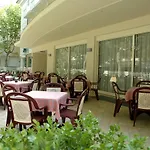 Отель Roma 4*